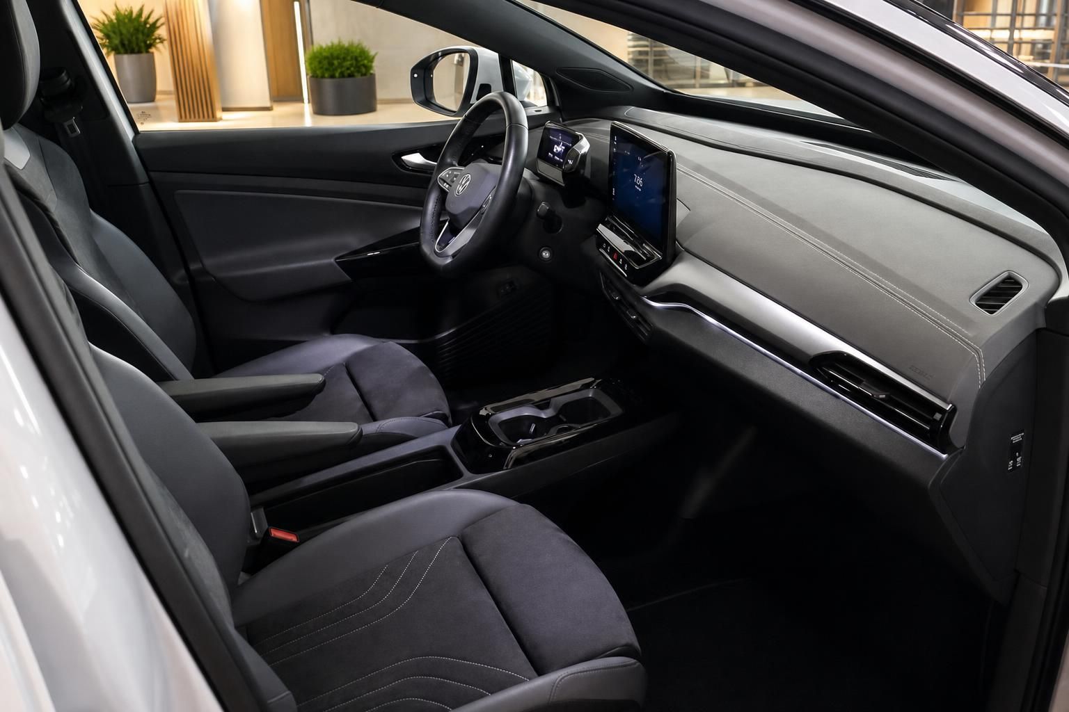 Innenraum eines VW mit Blick auf Vordersitze, Armaturenbrett und Mittelkonsole