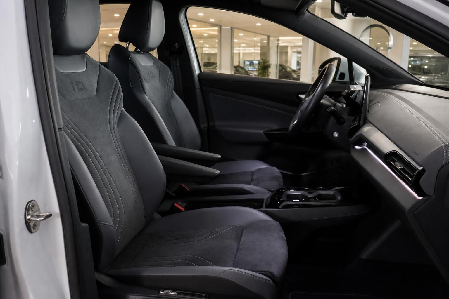 Vordersitze und Armaturenbrett im VW ID. Modell Innenraum