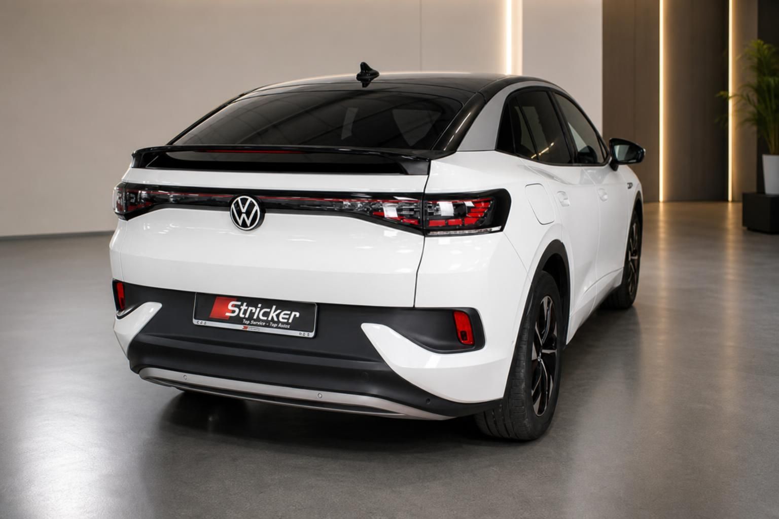 VW ID Elektro-SUV in Weiss Heckansicht im Autohaus