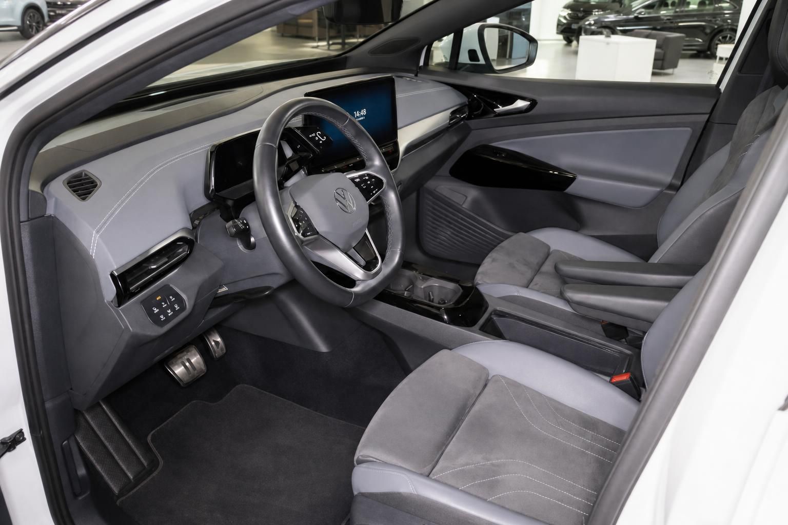 VW ID Innenraum Blick durch geoeffnete Fahrertuer auf Cockpit