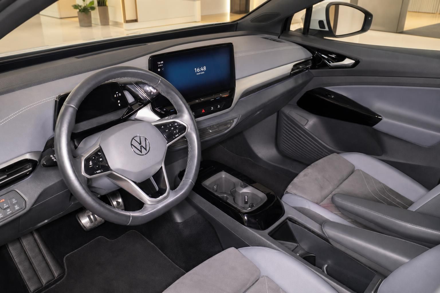 VW ID Innenraum mit Lenkrad, Cockpit und Sitzen in Grau