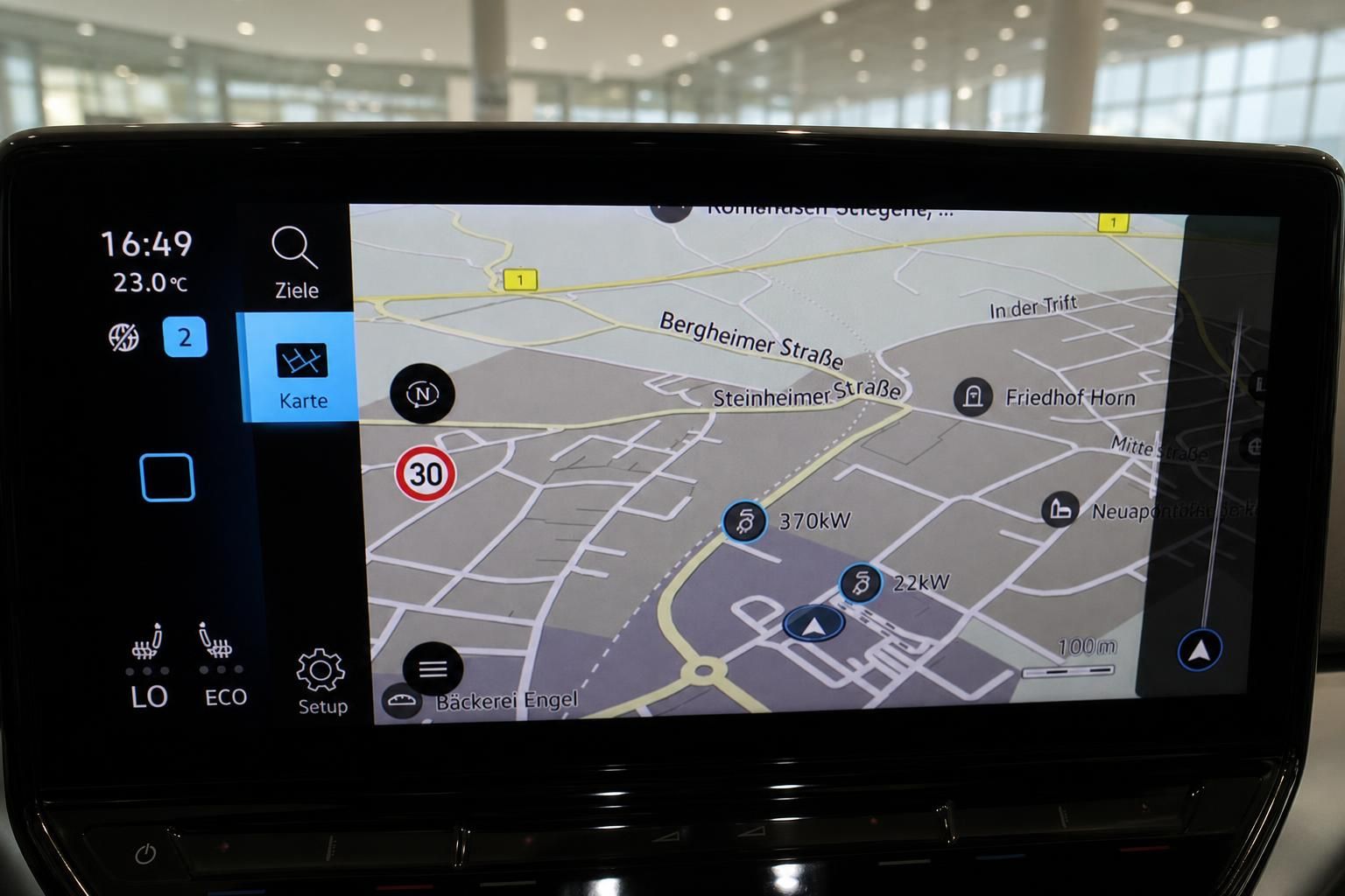 VW Navigationssystem mit Kartenansicht und Ladestationen im Infotainment-Display