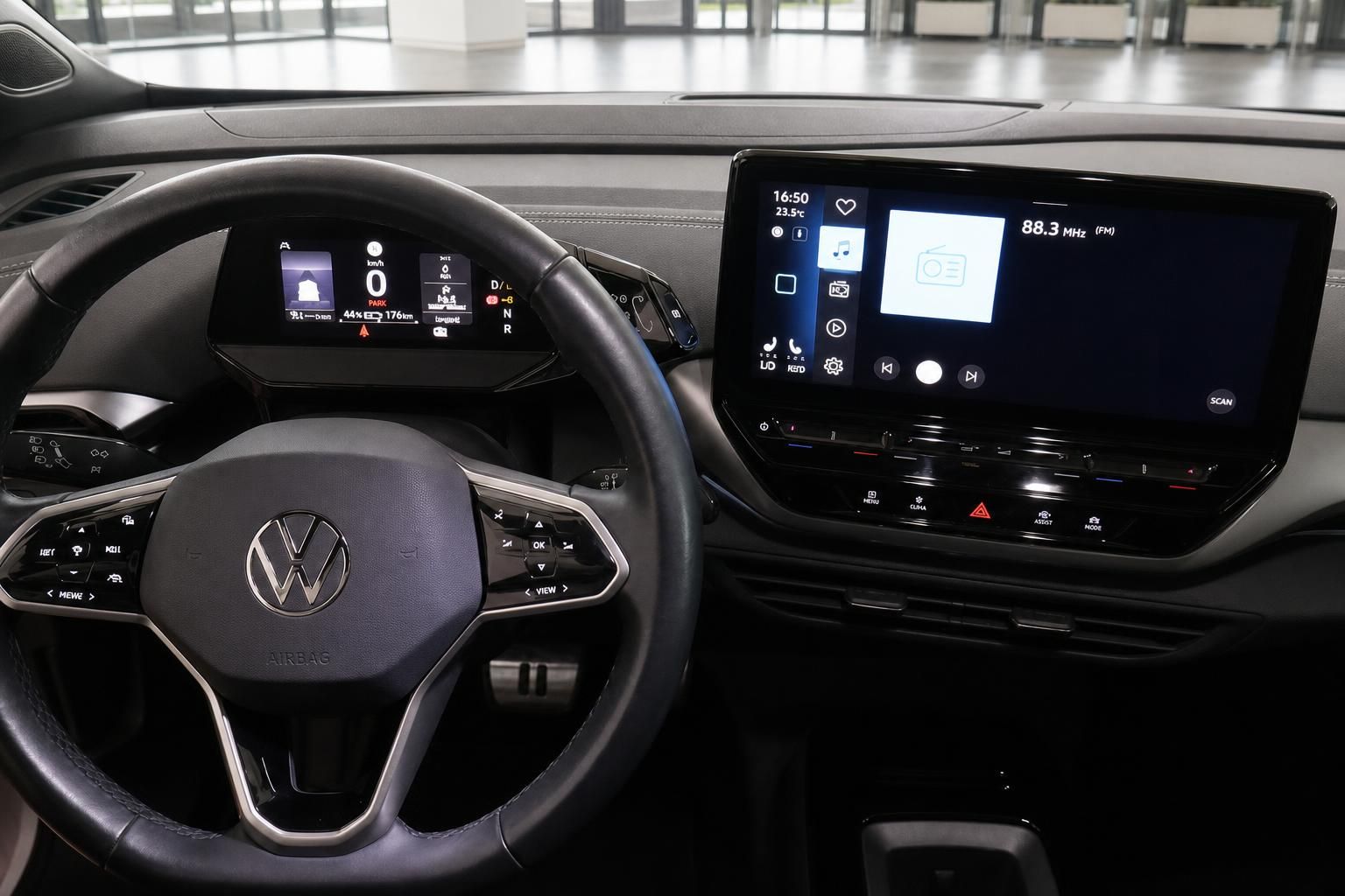 VW Cockpit mit Lenkrad, Digitaltacho und Infotainment-Bildschirm im Detail