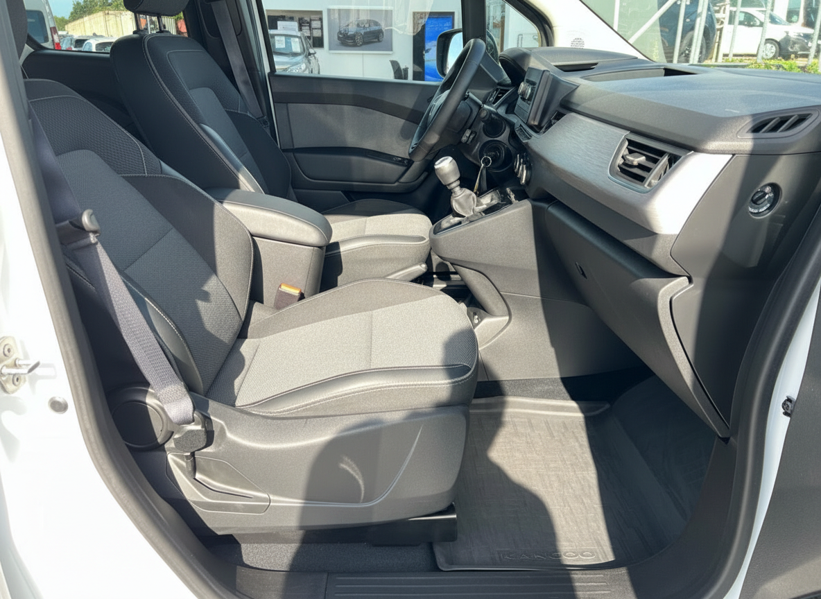 Renault Kangoo Innenraum Fahrersitz mit Schaltgetriebe und Armaturenbrett