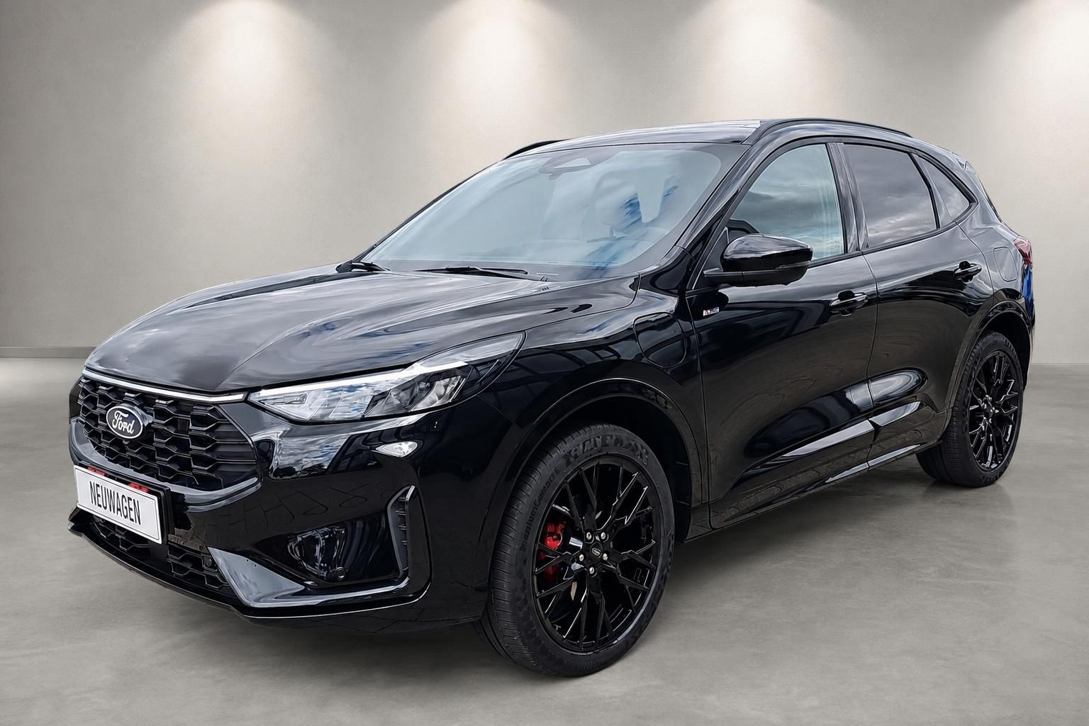 Ford Kuga in Schwarz mit schwarzen Alufelgen, Frontansicht