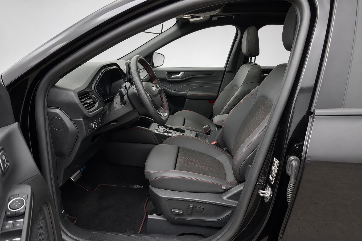Ford SUV Innenraum mit schwarzen Sportsitzen und roten Ziernähten