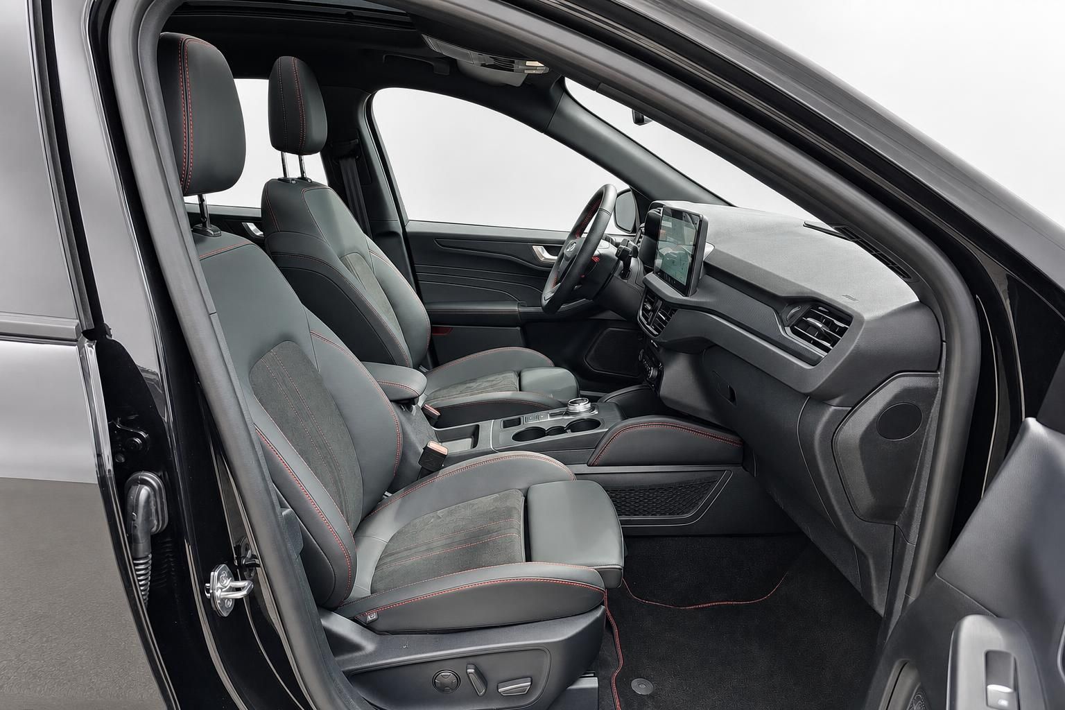 Vordersitze und Cockpit eines Ford SUV mit Lederausstattung
