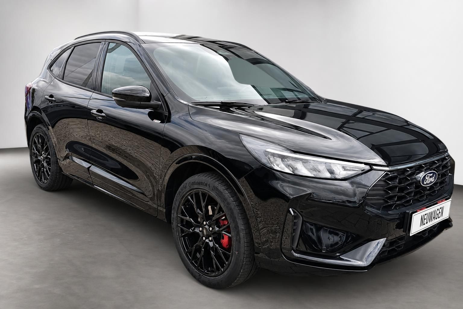 Ford Kuga schwarz Frontansicht schraeg mit sportlichen Felgen