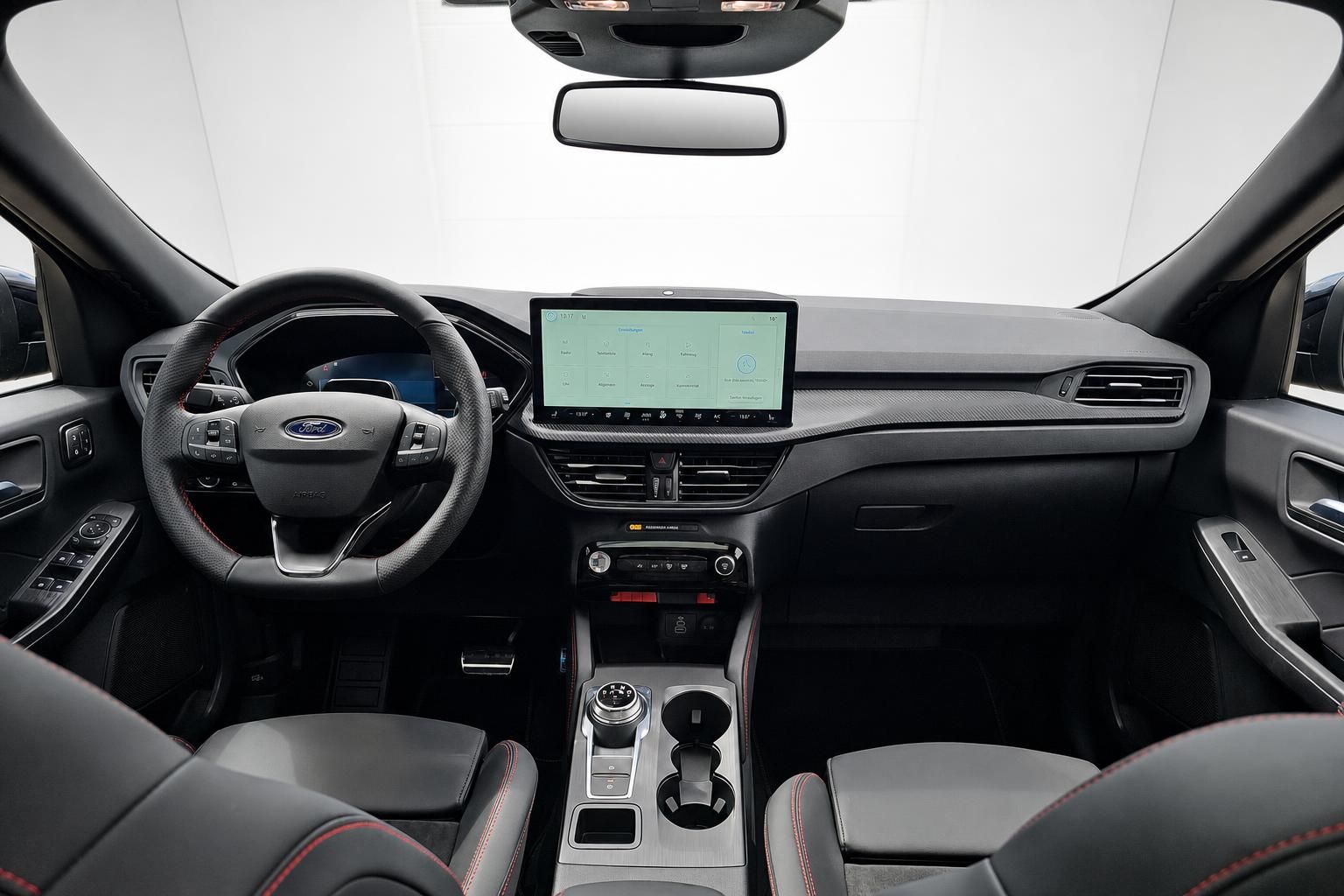 Ford Cockpit mit Lenkrad, Touchscreen und Mittelkonsole im Detail