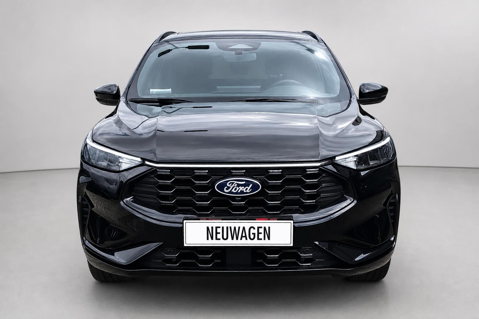 Ford Kuga schwarz Frontansicht mit Kuehlergrill und Ford Logo