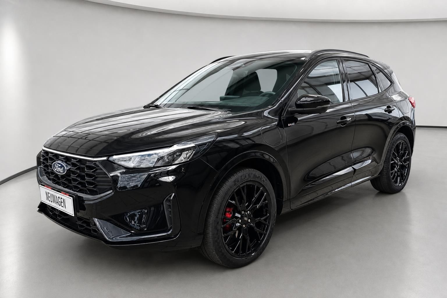Ford Kuga schwarz Frontansicht schraeg im modernen Showroom