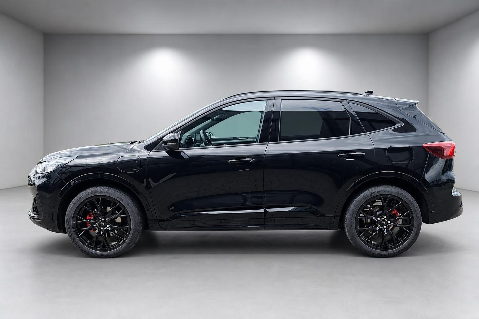 Ford Kuga schwarz Seitenansicht mit schwarzen Alufelgen im Studio