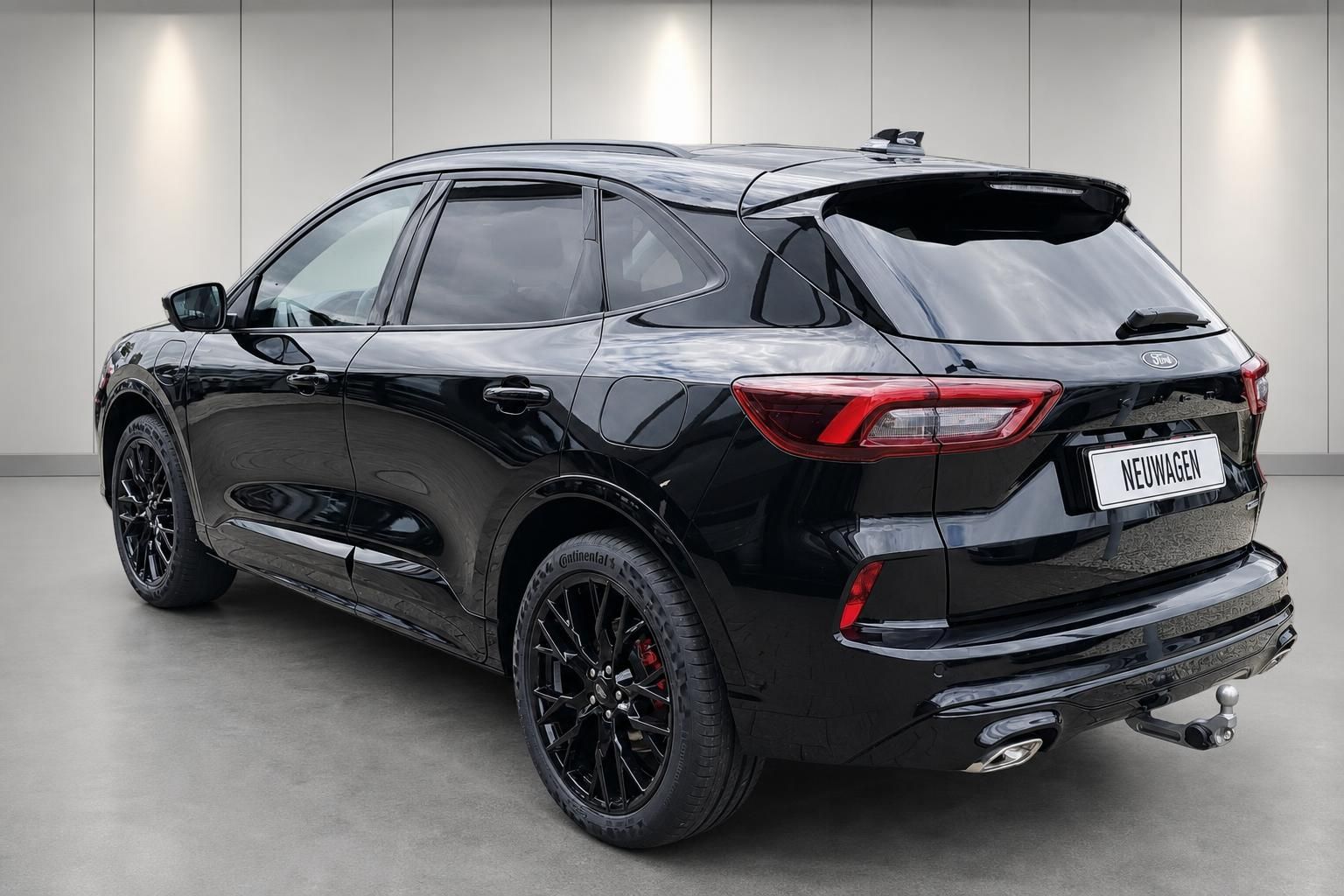 Ford Kuga schwarz Heckansicht mit Anhaengerkupplung und LED-Ruecklichtern