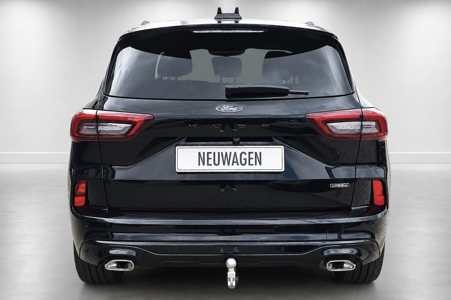 Ford Kuga Hybrid schwarz, Heckansicht im Studio