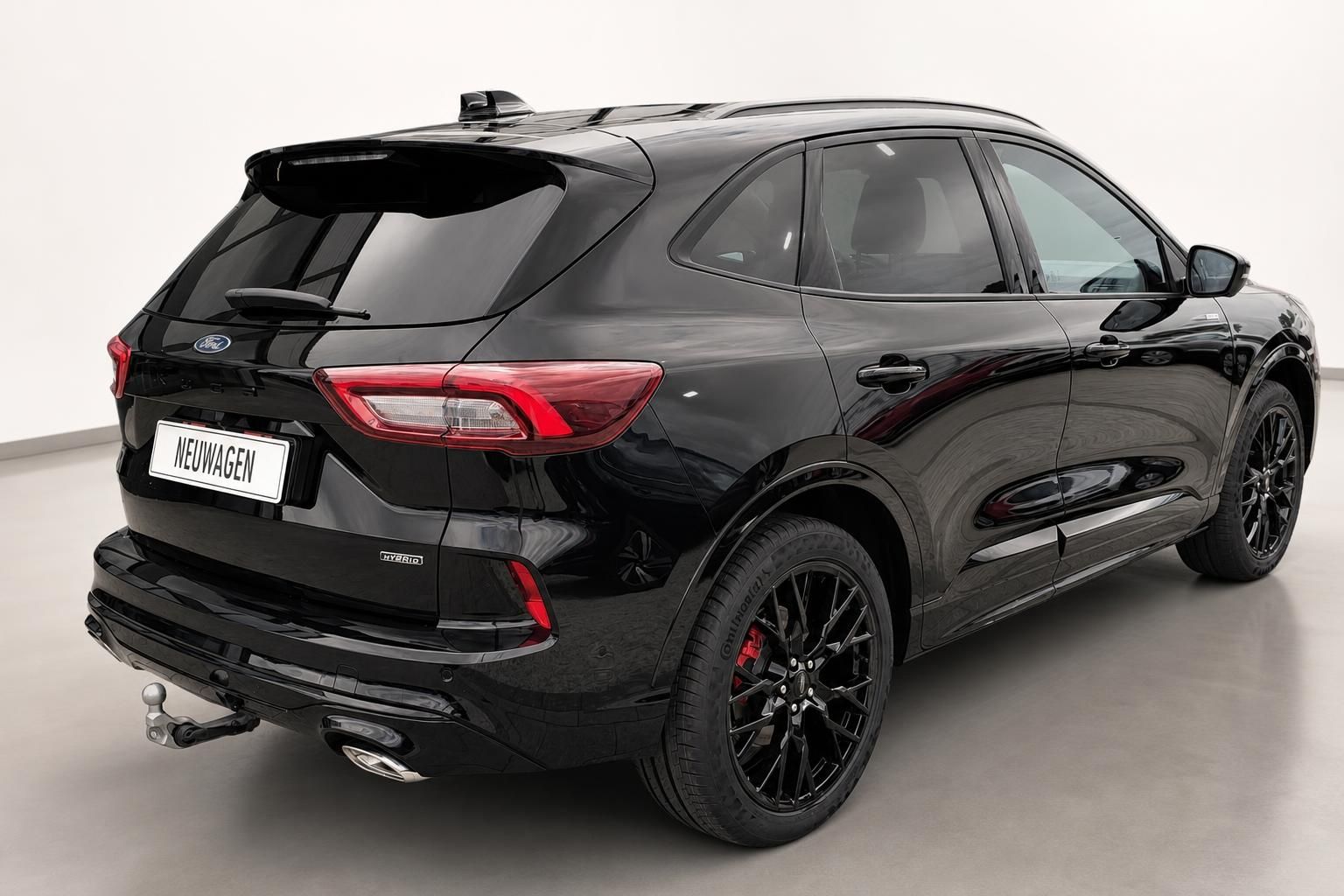 Ford Kuga Hybrid schwarz, Heck-Seitenansicht im Studio
