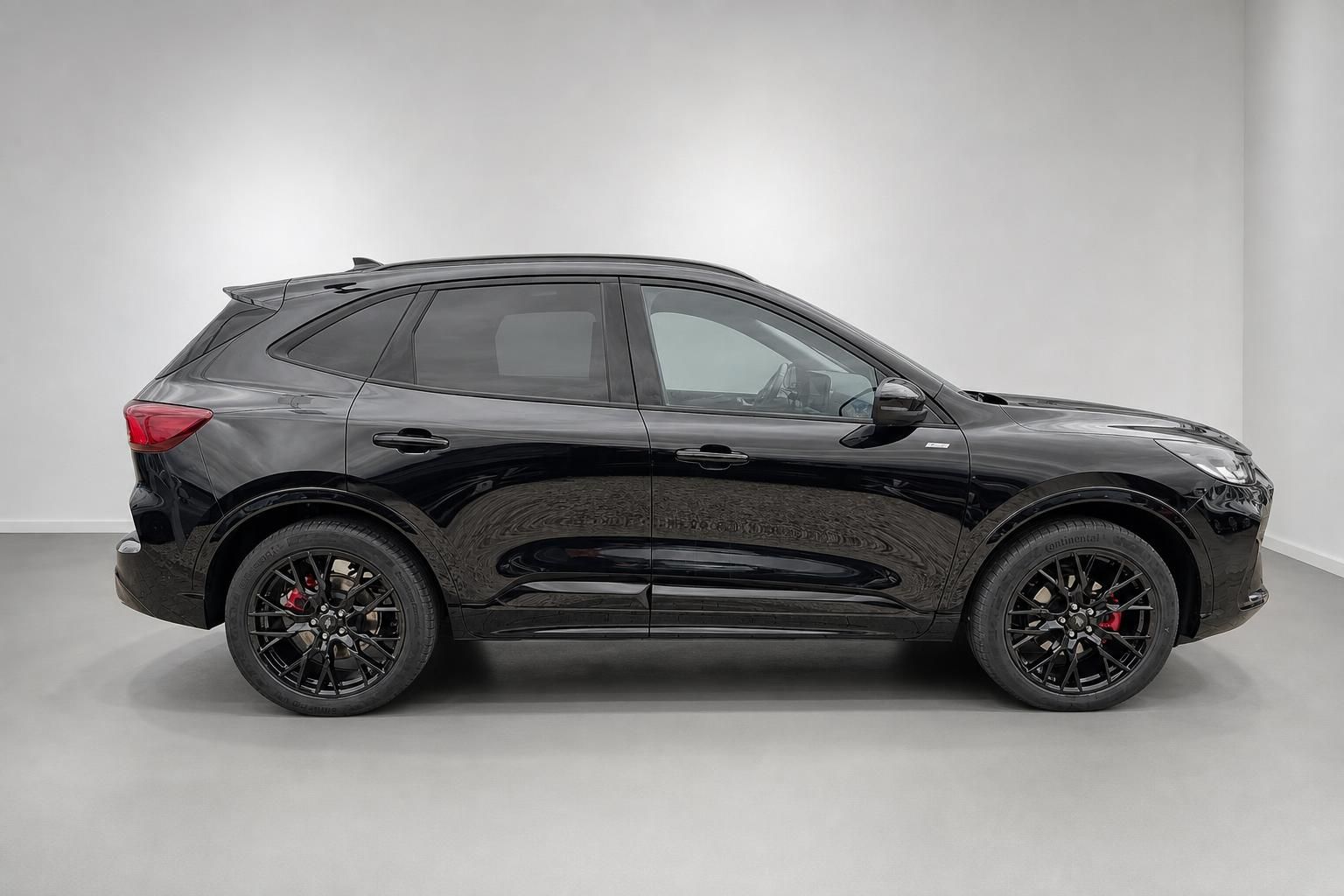 Ford Kuga schwarz, Seitenansicht mit schwarzen Alufelgen