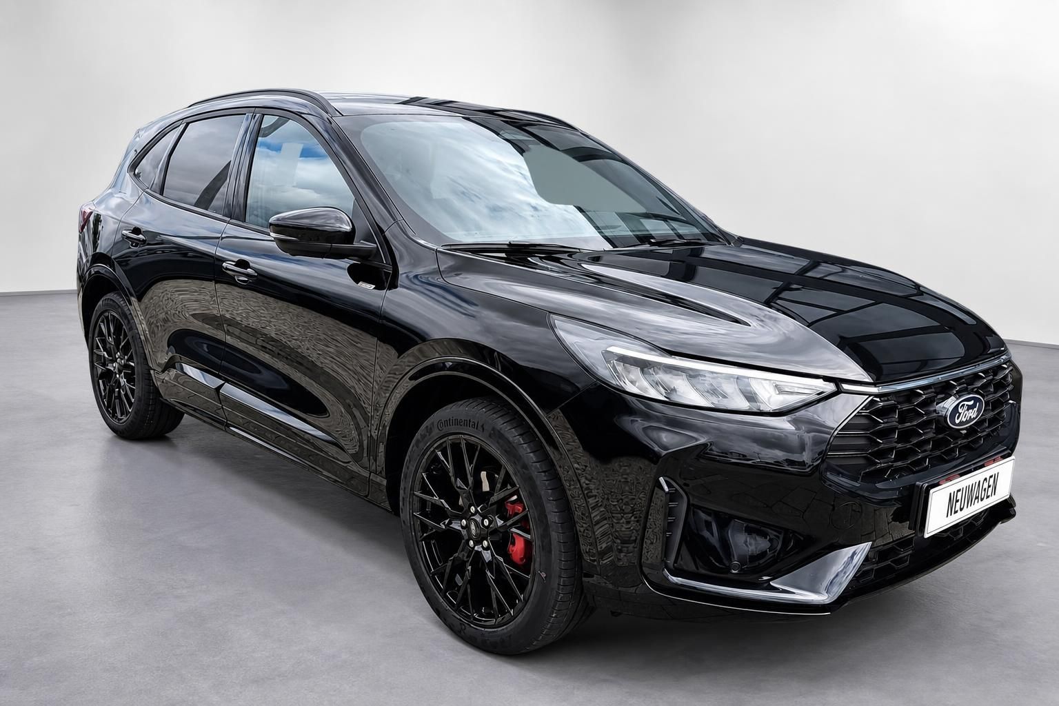Ford Kuga schwarz, Frontansicht schraeg mit Ford Logo