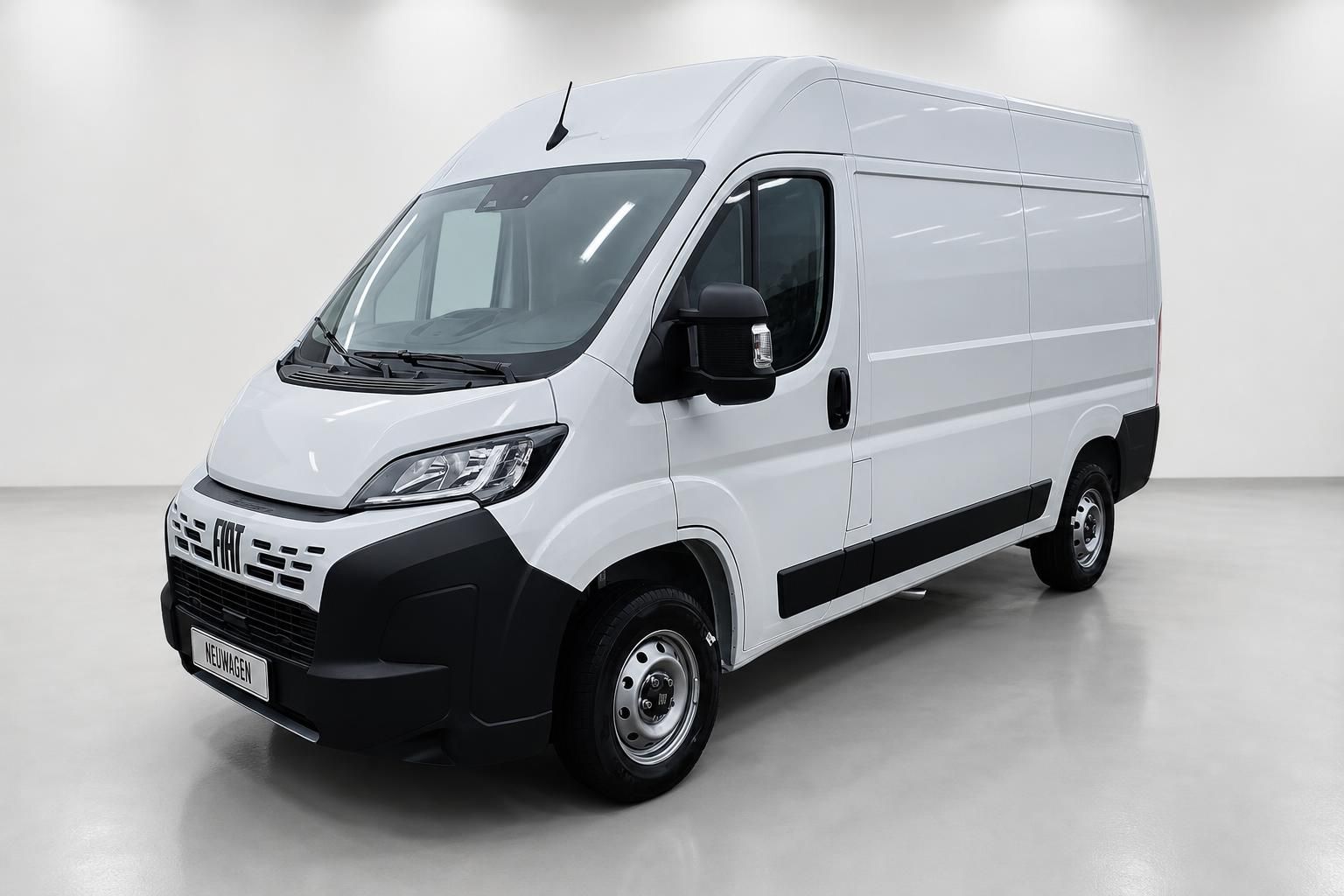 Fiat Ducato Kastenwagen weiß, Frontansicht schräg im Showroom