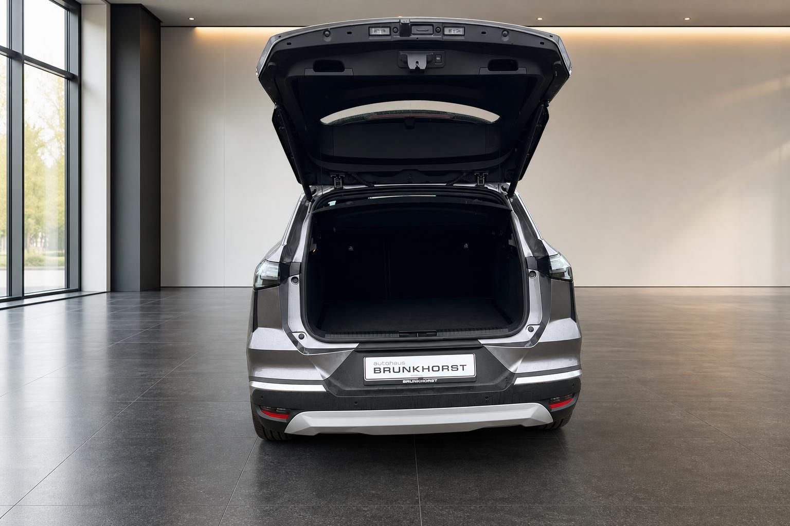 Fahrzeug mit geoeffneter Heckklappe und grossem Kofferraum im Autohaus