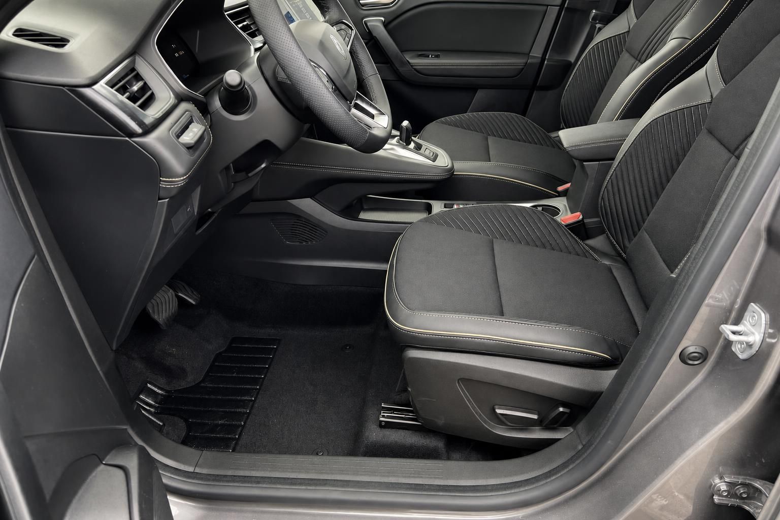 Innenraum Renault Symbioz mit schwarzen Sportsitzen und Fahrerbereich