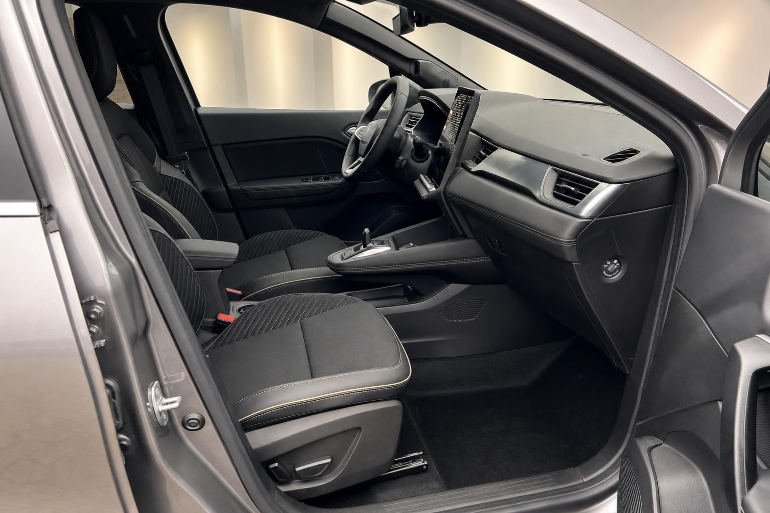 Innenraum Renault mit schwarzen Sportsitzen und Cockpit