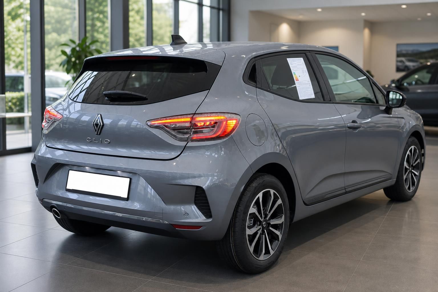 Renault Clio Heckansicht in grau mit LED-Rücklichtern und Alufelgen