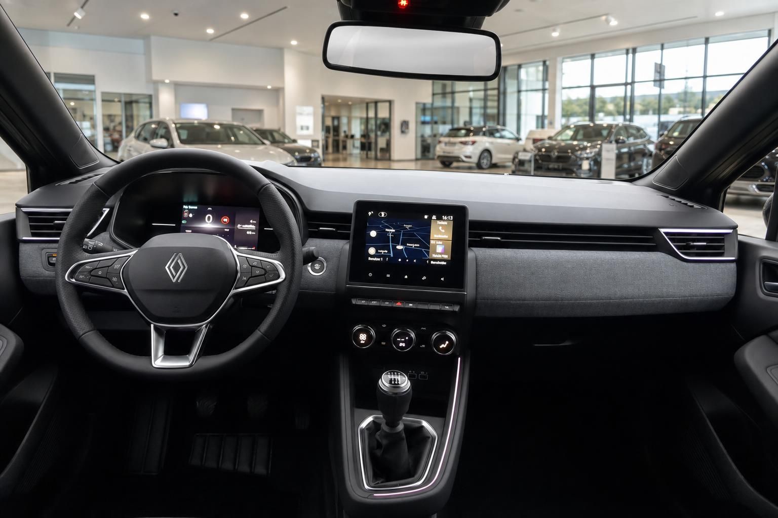 Renault Innenraum mit schwarzem Armaturenbrett, Touchscreen und Schaltgetriebe im Autohaus