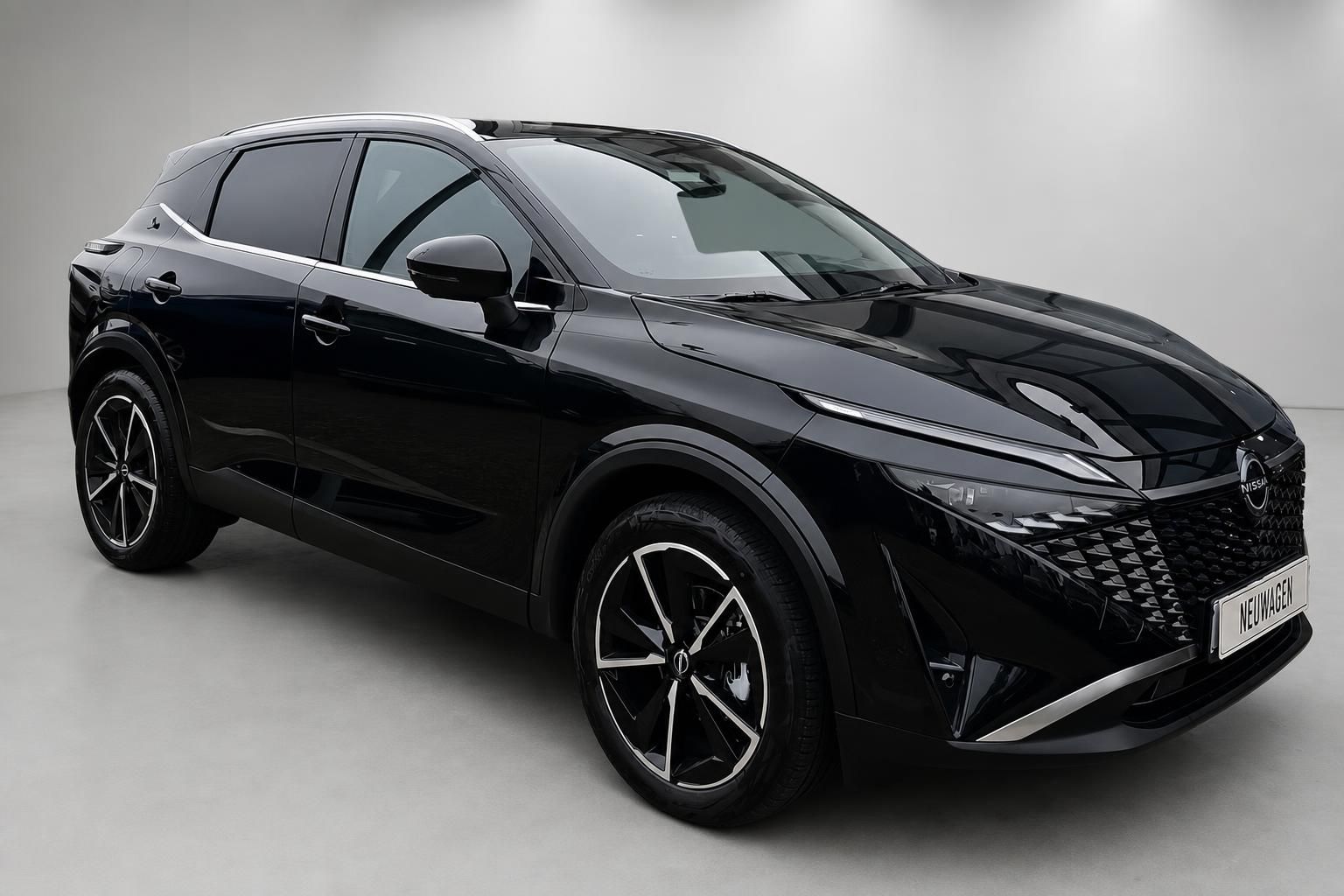 Nissan Qashqai schwarz, Frontansicht seitlich, Neuwagen Studiofoto