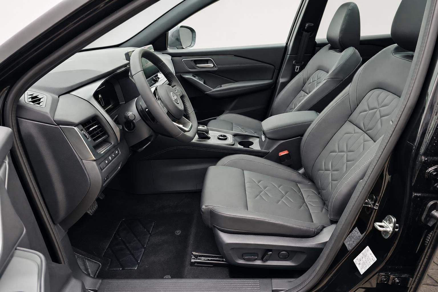 Innenraum Nissan mit schwarzer Lederausstattung, Blick auf Fahrersitz und Cockpit