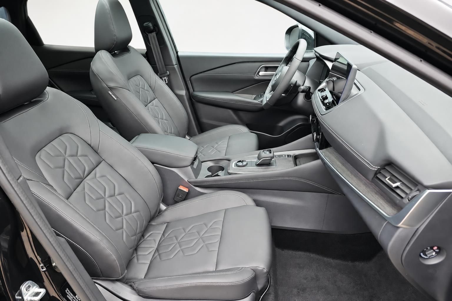 Nissan Innenraum grau Leder, Vordersitze und Mittelkonsole im Detail