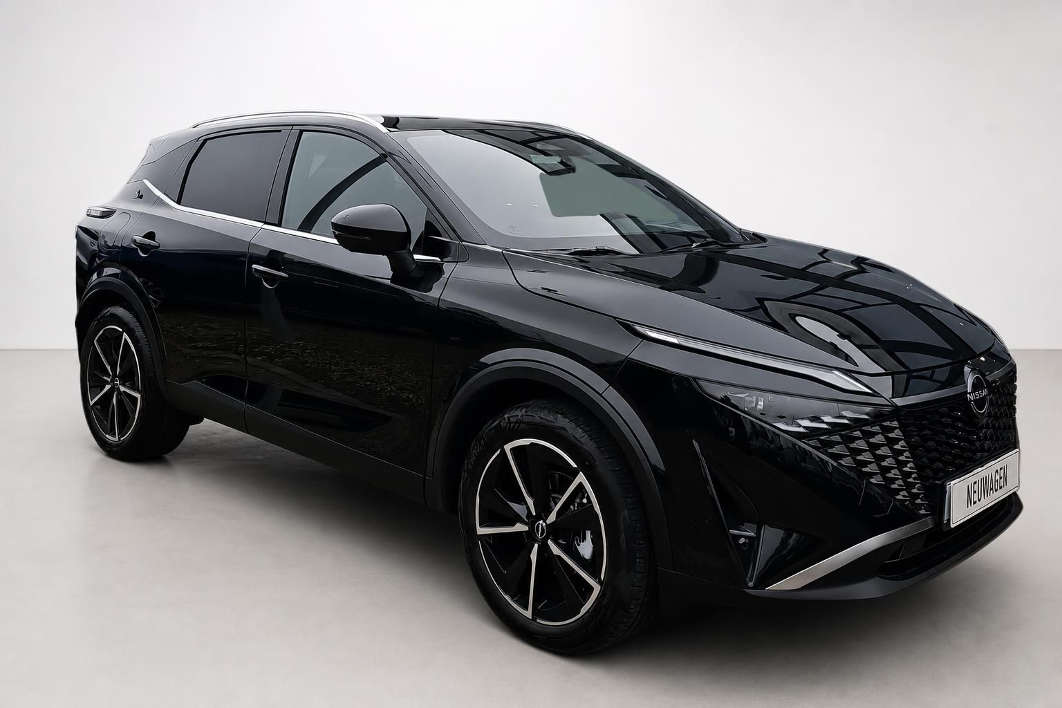 Nissan Qashqai schwarz SUV Ansicht schraeg vorne Studio
