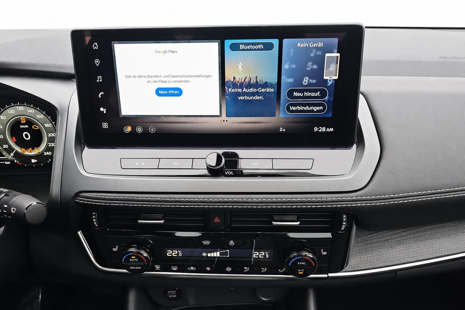 Touchscreen Infotainmentsystem im Fahrzeug mit Google Maps und Bluetooth