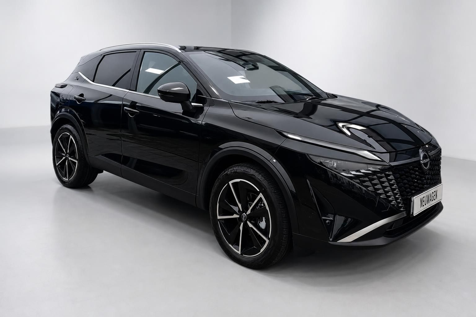 Nissan Qashqai schwarz SUV Seitenansicht schraeg vorne