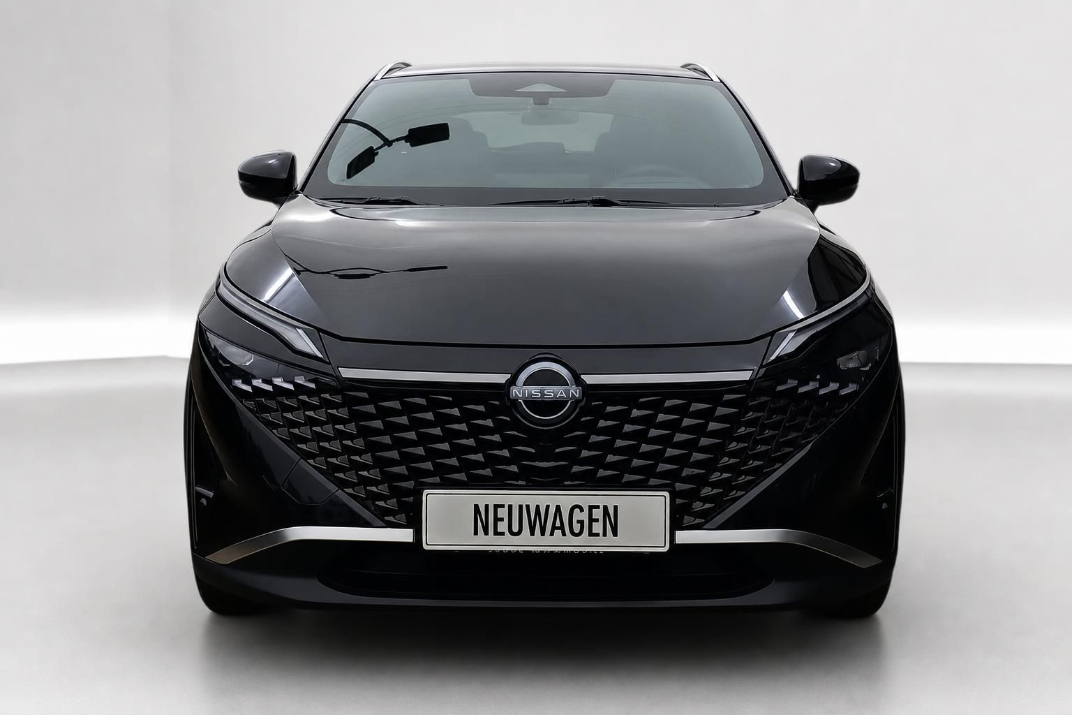 Nissan Qashqai schwarz Frontansicht Neuwagen Studio
