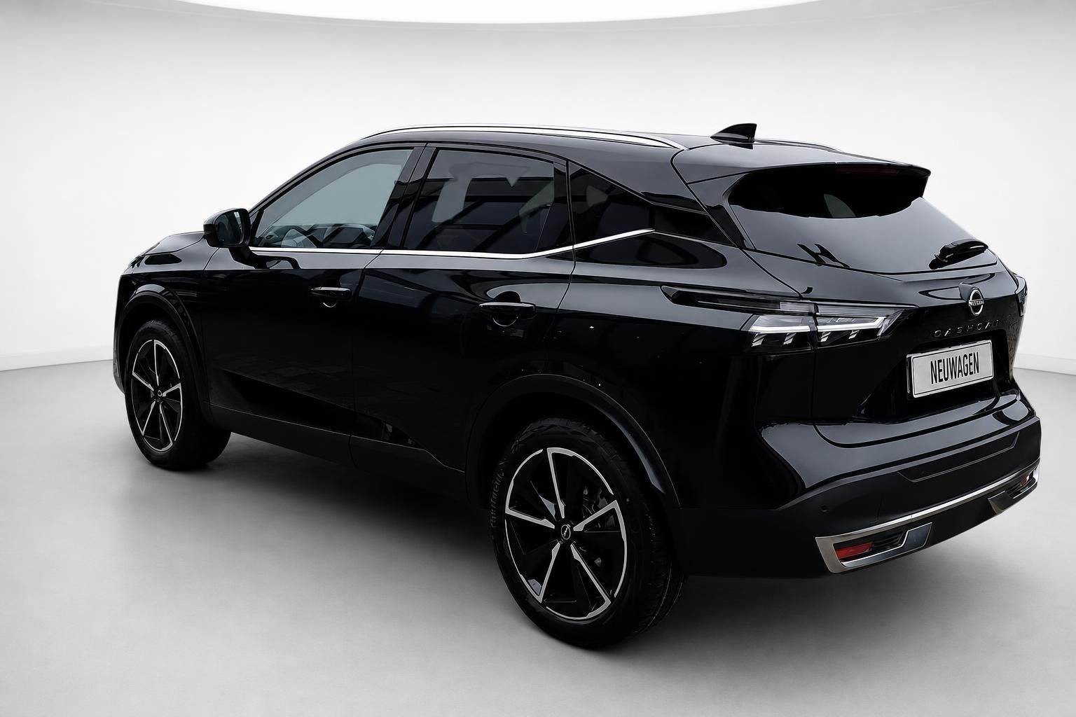 Nissan Qashqai schwarz, Heckansicht seitlich, Neuwagen im Studio