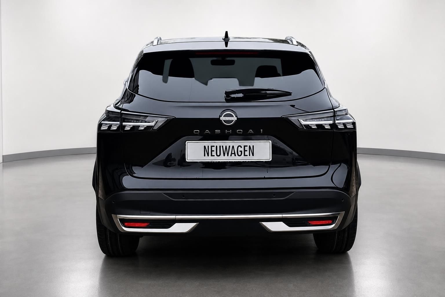 Nissan Qashqai schwarz, Heckansicht frontal, Neuwagen Studioaufnahme