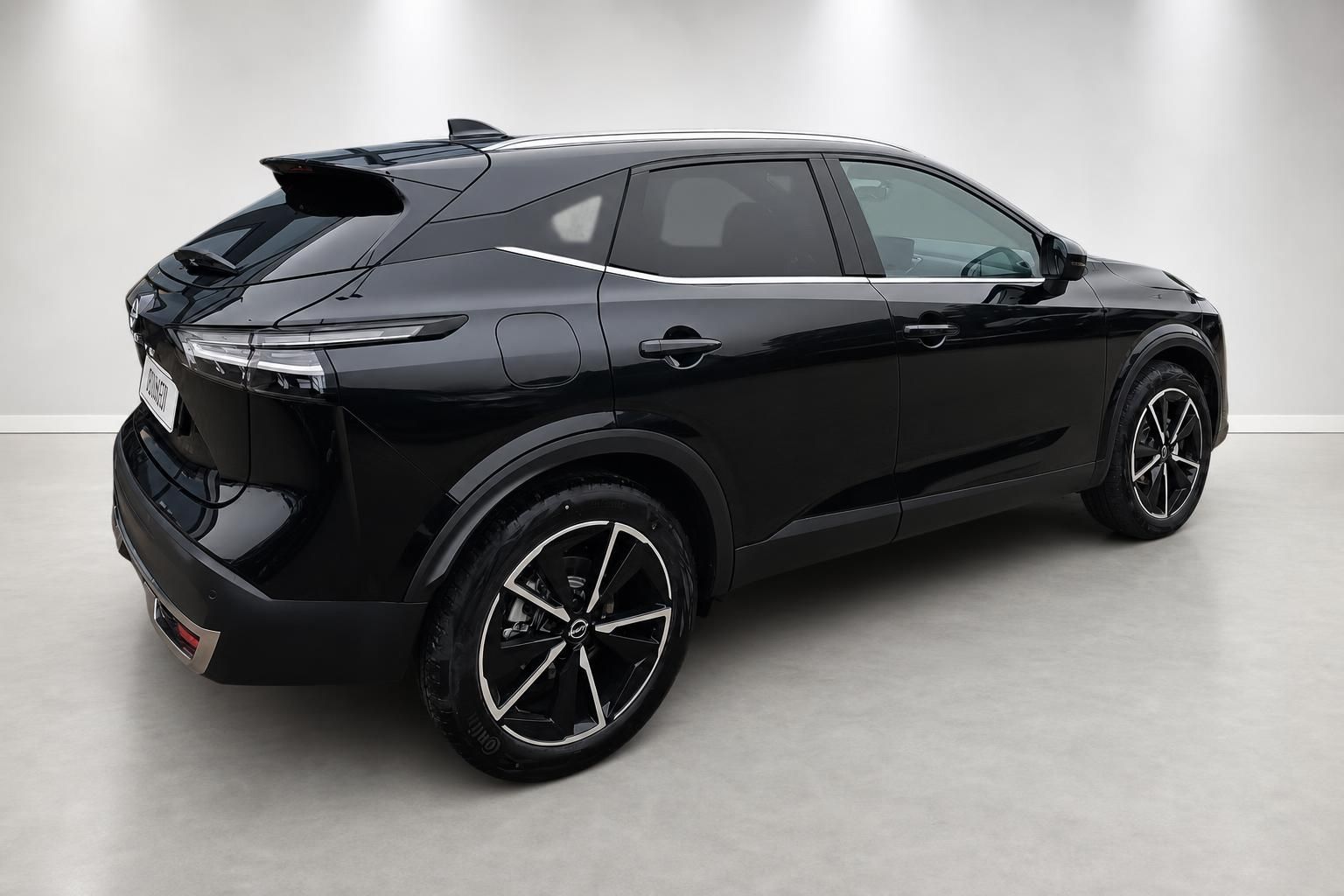 Nissan Qashqai schwarz, Heckansicht seitlich, SUV Studioaufnahme