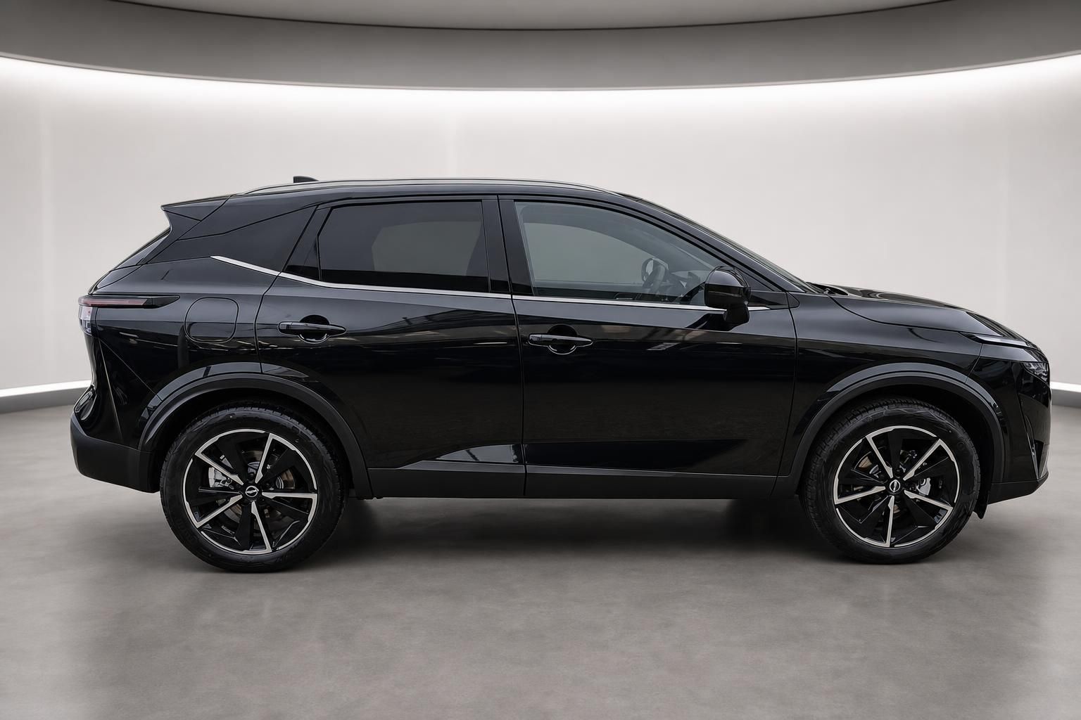 Nissan Qashqai schwarz, Seitenansicht, SUV Neuwagen im Studio