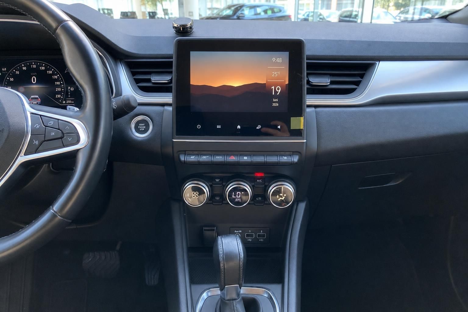Renault Mittelkonsole mit Touchscreen, Tacho, Klimaanlage und Automatikgetriebe Innenansicht