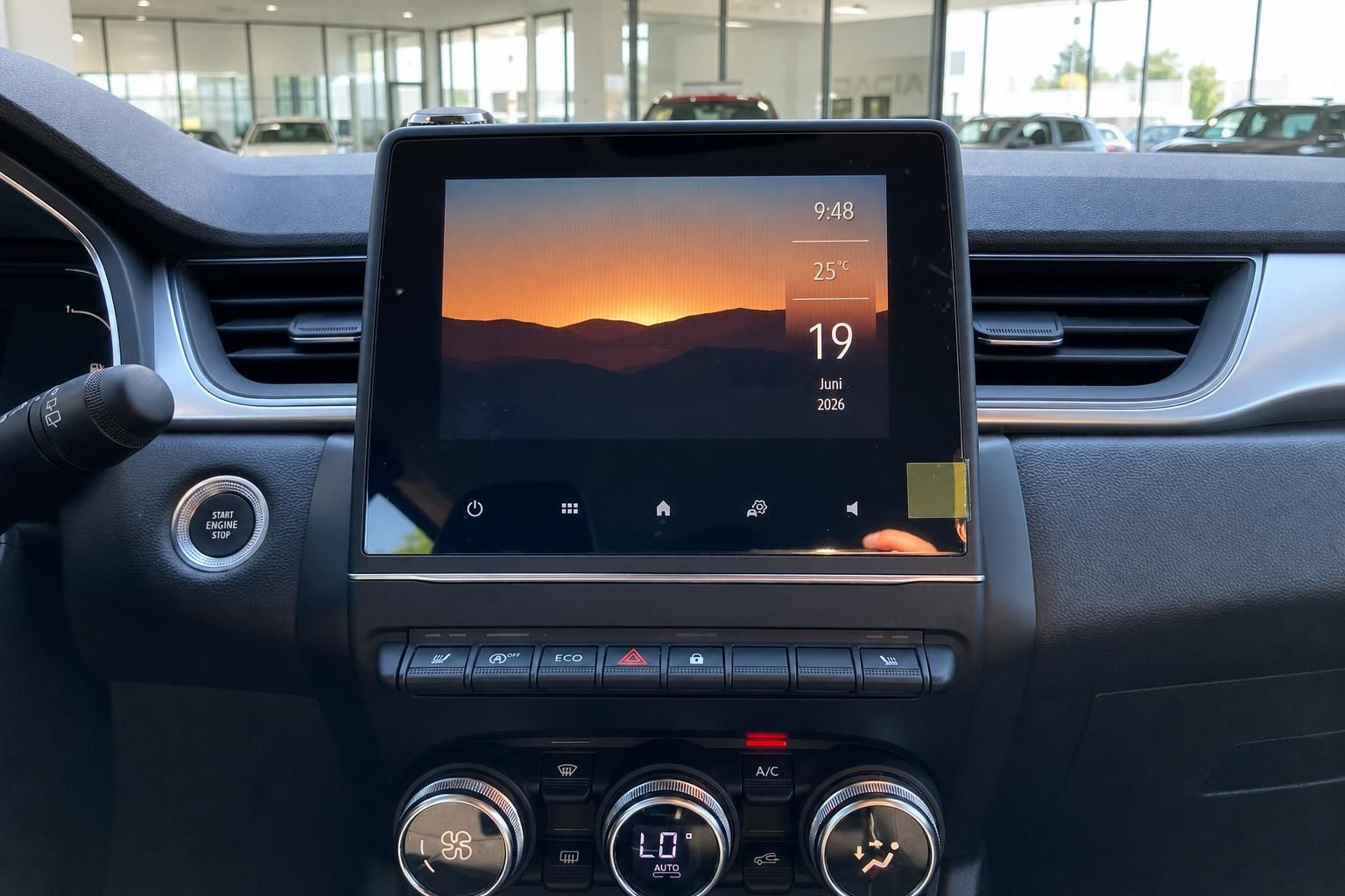 Renault Touchscreen-Infotainmentsystem mit Klimabedienung und Start-Stopp-Knopf Nahaufnahme