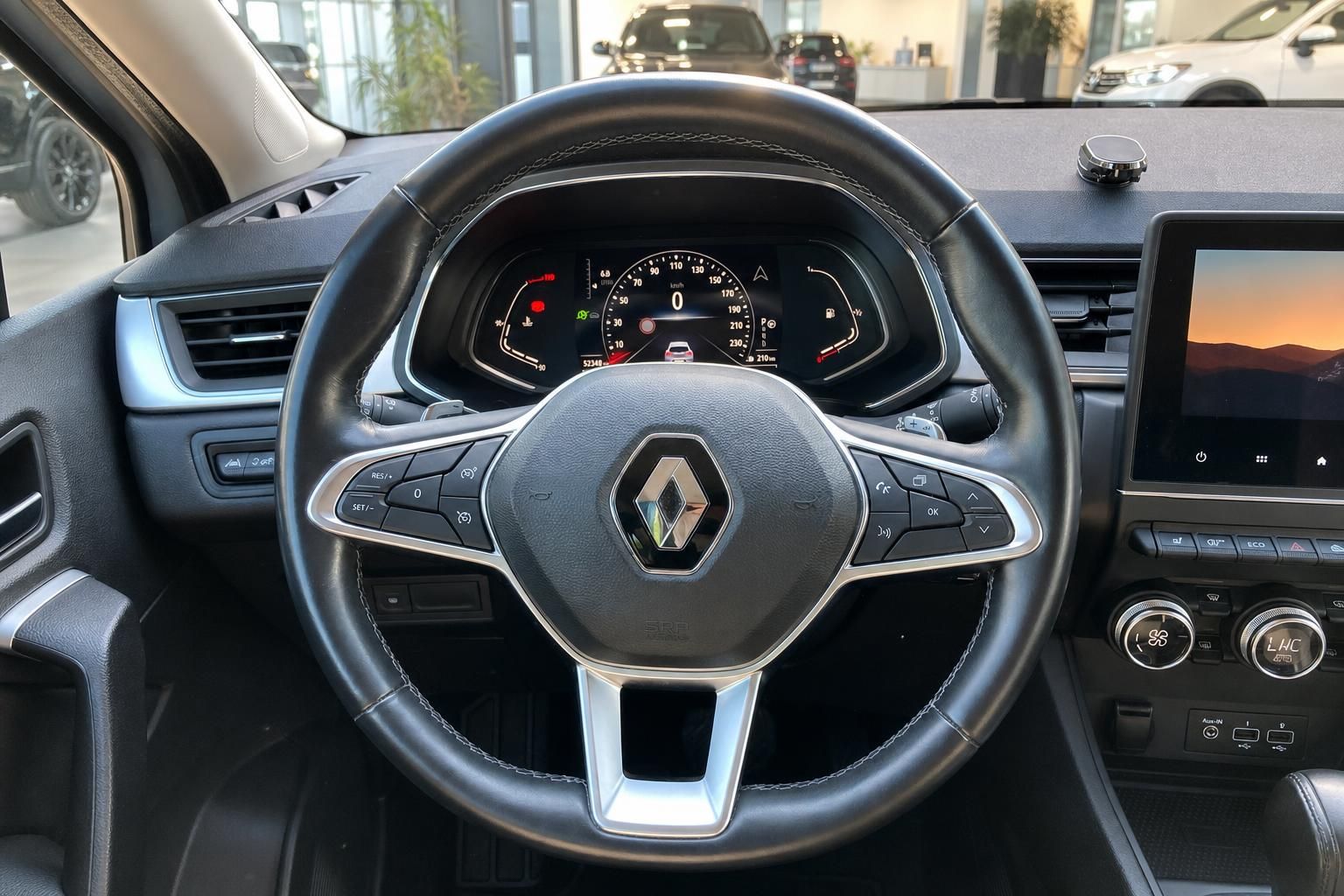 Renault Lenkrad mit Logo, Multifunktionstasten, Cockpit und Infotainment-Display