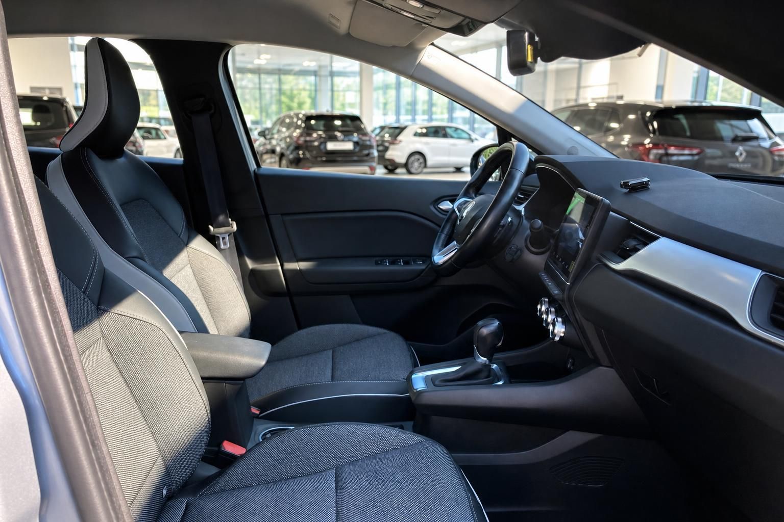 Renault Innenraum Fahrerseite mit Sitz, Lenkrad, Mittelkonsole und Schaltgetriebe