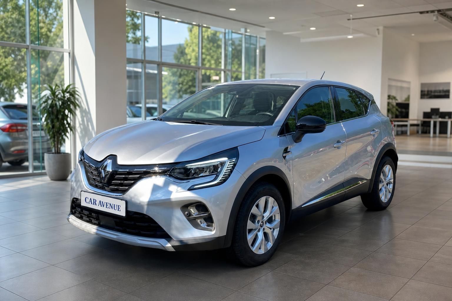 Renault Captur silber Frontansicht schräg links im Autohaus Car Avenue