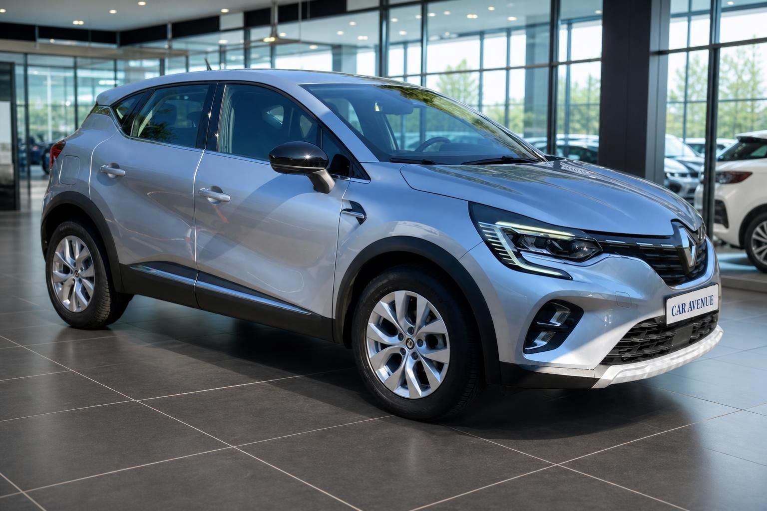 Renault Captur silber Frontansicht schräg rechts im Autohaus Car Avenue