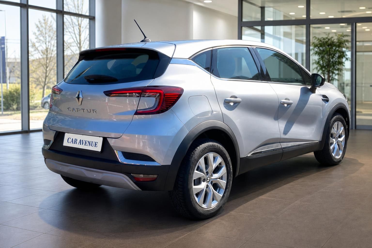 Renault Captur silber Heckansicht schräg rechts im Autohaus Car Avenue