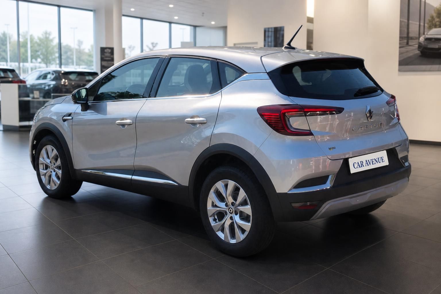 Renault Captur silber Heckansicht schräg links im Autohaus Car Avenue Showroom
