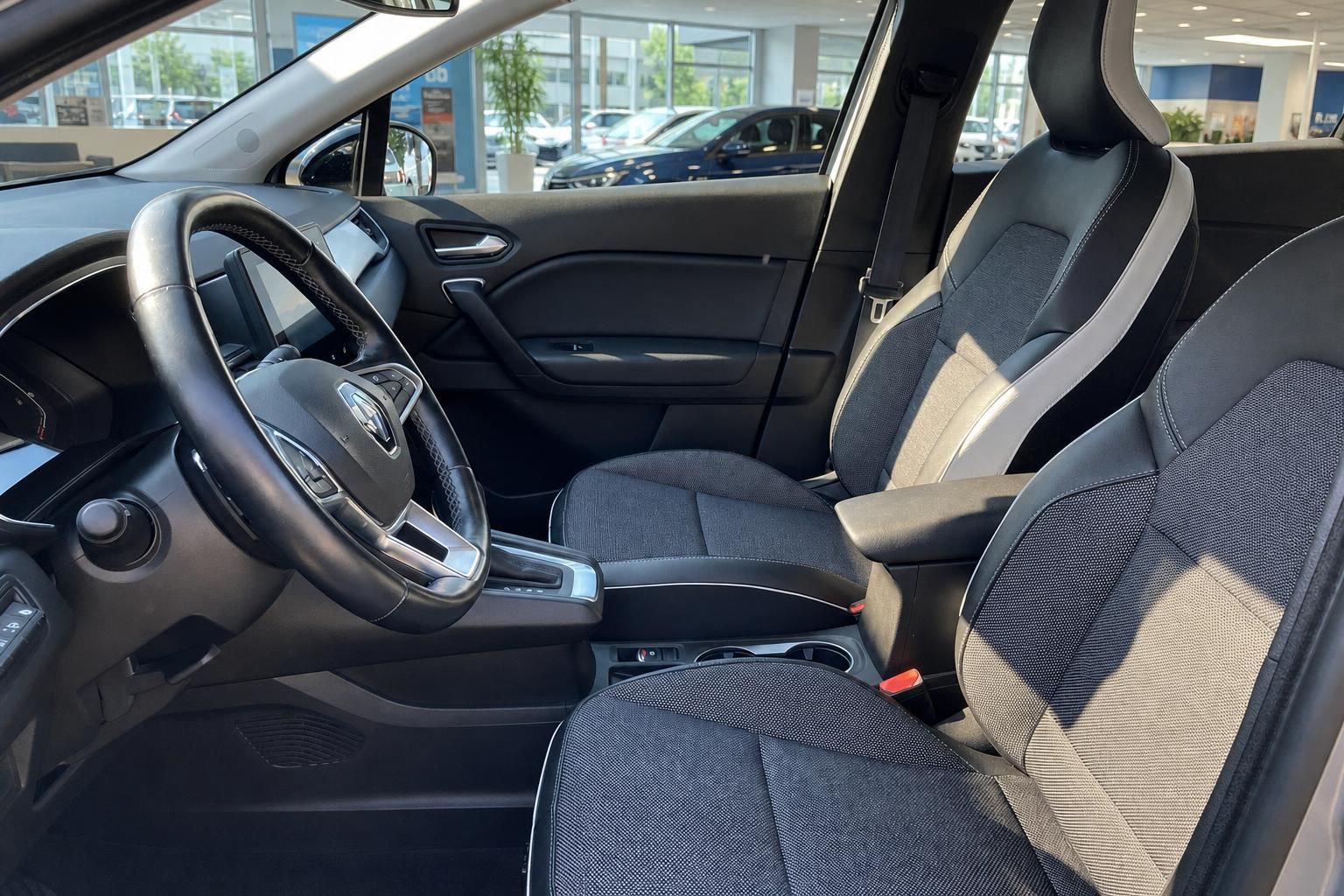 Renault Innenraum Fahrerseite mit Lenkrad, Sitzen und Mittelkonsole im Autohaus