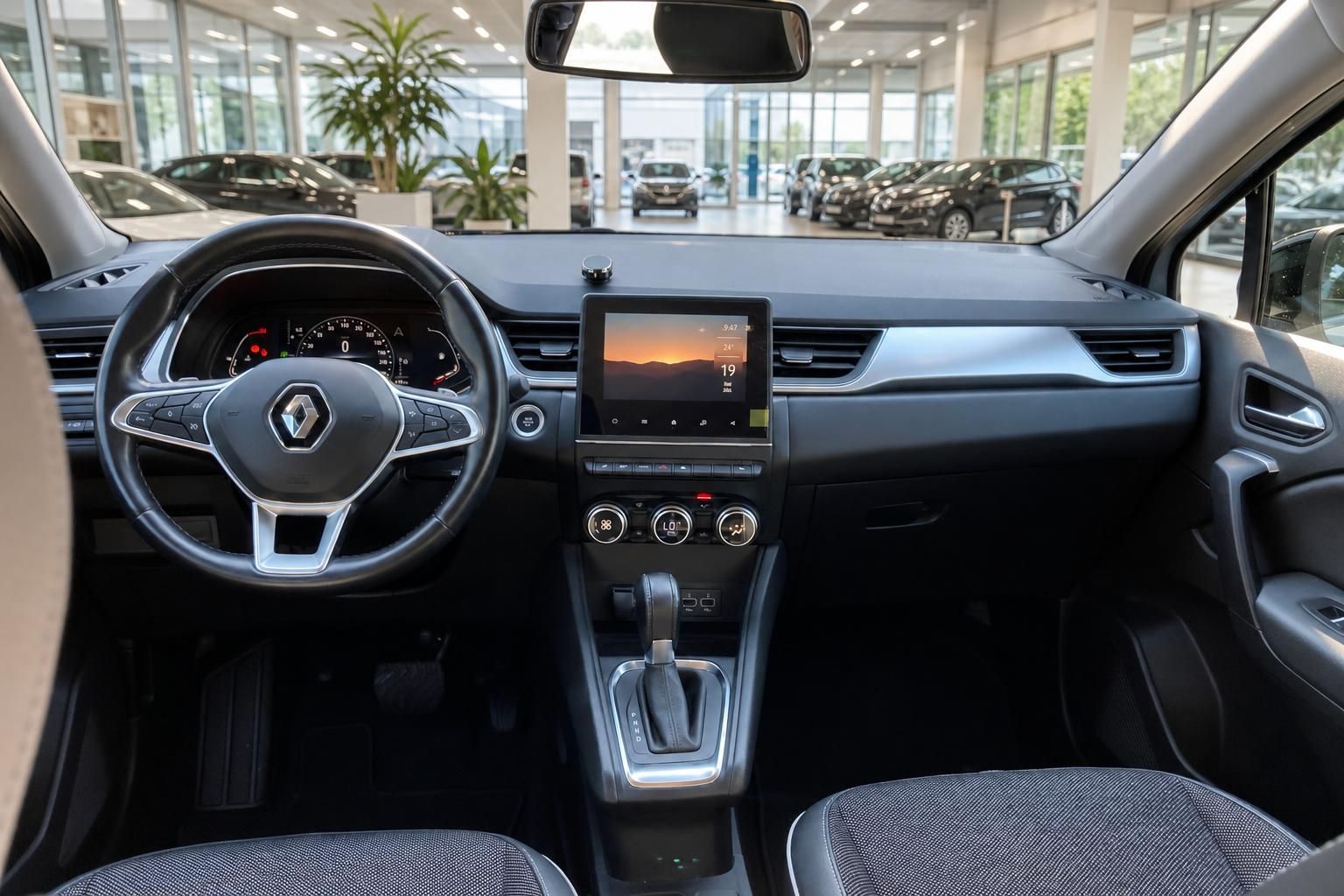 Renault Cockpit mit Touchscreen-Infotainment, Lenkrad und Automatikgetriebe im Autohaus