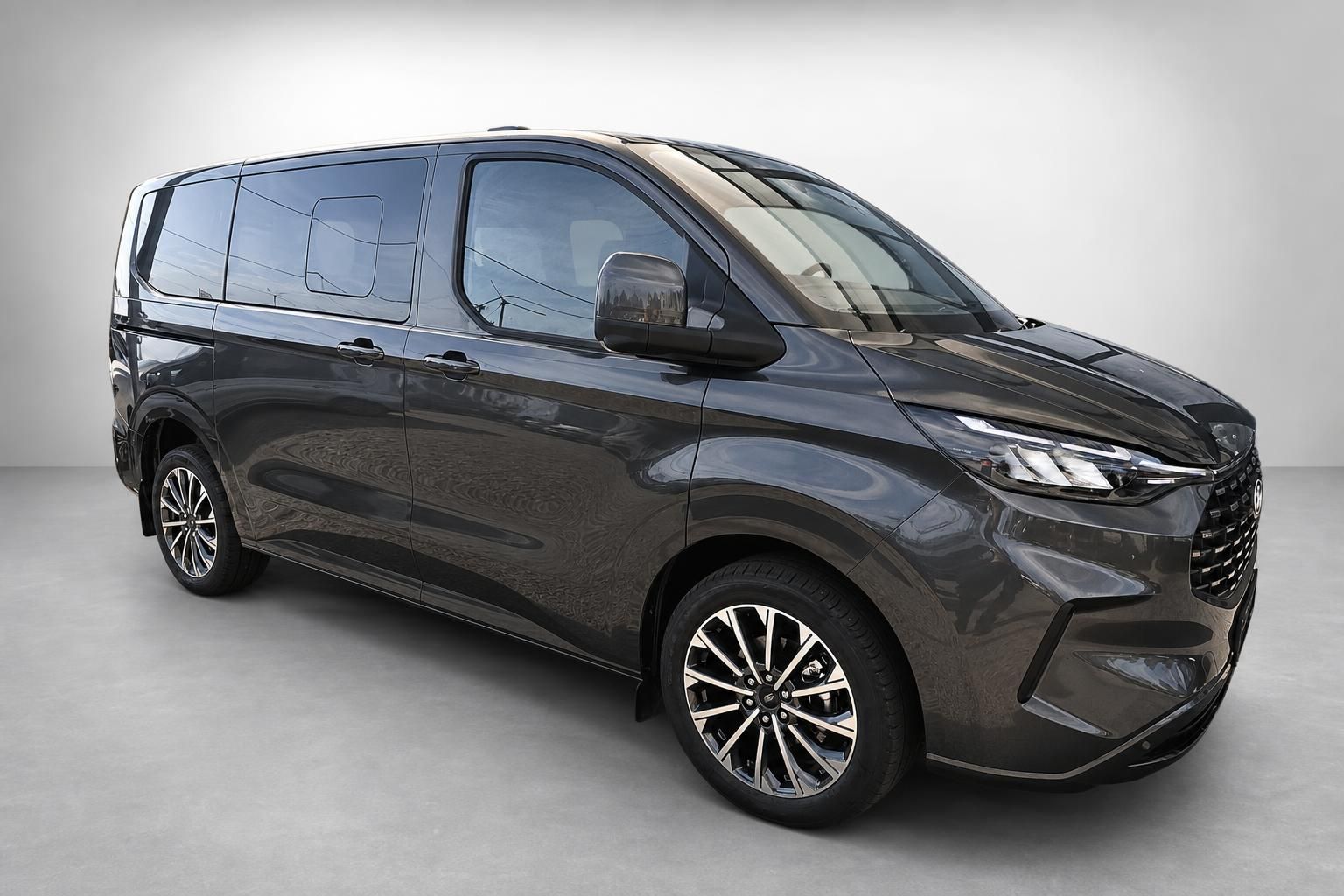 Ford Tourneo Custom grau Frontansicht Van Studio