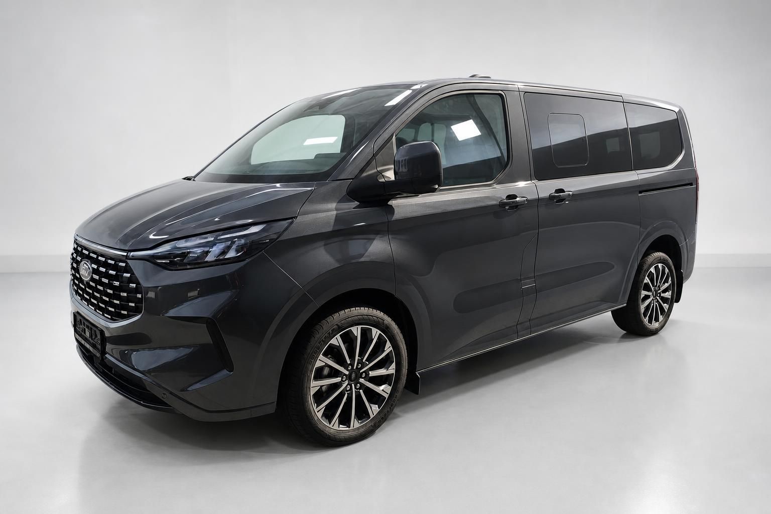 Ford Tourneo Custom in Grau, Frontansicht seitlich im Studio